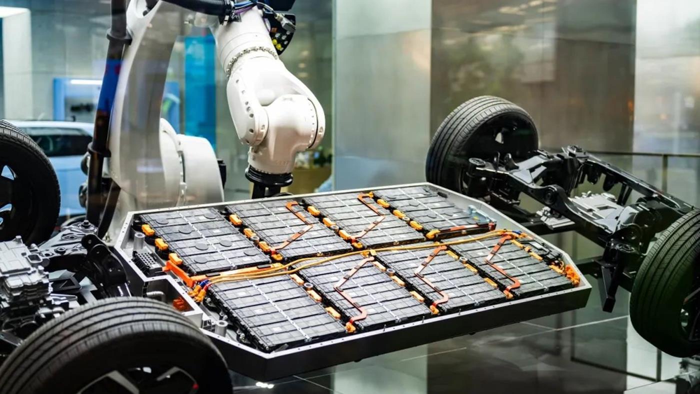 Almanya’nın yeni robotları, eski EV bataryalarını inceleyip işe yarayacakları ayıklıyor - Zolpix Blog