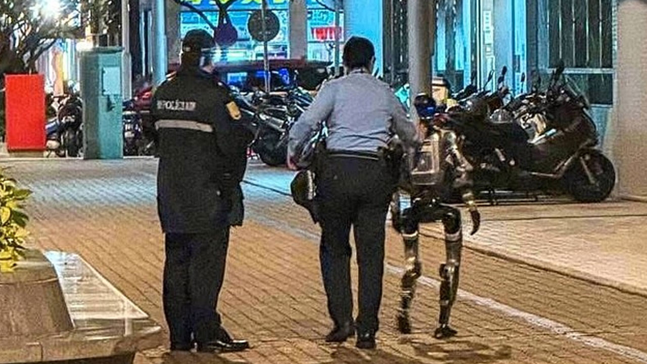 Karakola götürülen ilk robot: "Gözaltı" görüntüleri viral oldu - Zolpix Blog